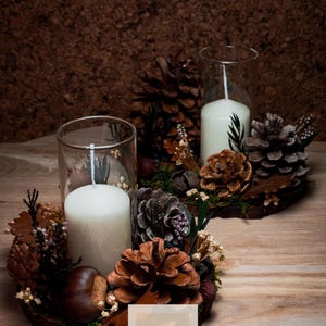 Centrotavola autunnale con candela – decorazione naturale in legno con pigne,  castagne e verde stabilizzato