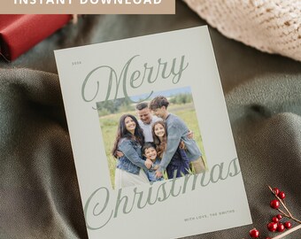 Plantilla editable de tarjeta navideña con foto en Canva, con texto en rojo cursivo. Descarga digital imprimible.