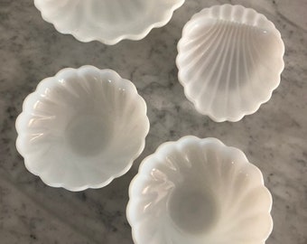 Set of 4 Milkglass Trays
