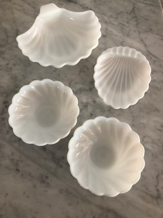 Set of 4 Milkglass Trays