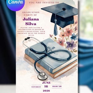 Puede incluir: Una taza de cerámica blanca con un asa negra y el texto "But First, Coffee" en un estilo manuscrito. La taza está sobre una superficie blanca. La taza mide aproximadamente 10 cm de alto.