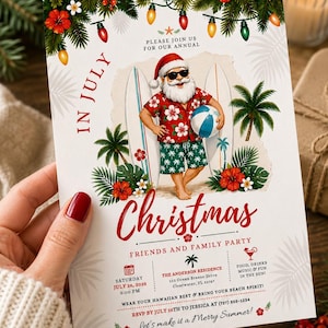 Op de afbeelding: Een feestelijke uitnodiging voor een Kerstmis in juli-feest. Het ontwerp toont de kerstman in een zonnebril en Hawaiiaanse kleding, met een strandbal, palmbomen en surfplanken. De uitnodiging bevat de datum, tijd en locatie.