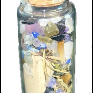 Pode incluir: Um frasco de vidro transparente cheio de cristais coloridos, ervas secas e um pequeno pergaminho. O frasco é selado com uma rolha de cortiça. Os cristais são de várias cores, incluindo roxo, azul e transparente.