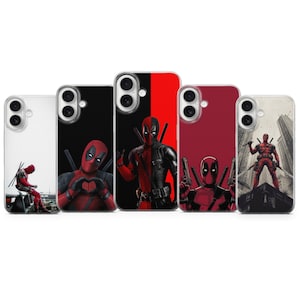 Puede incluir: Una colección de cinco fundas para teléfono con el personaje de Marvel Comics, Deadpool. Las fundas muestran varias imágenes de Deadpool en poses de acción, con una paleta de colores rojo, negro y blanco.