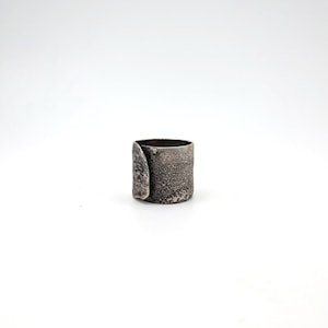 Serra Sterling Silver Wrap Ring, Skulptural Värmetexturerad Armring, Brutalistisk Stil