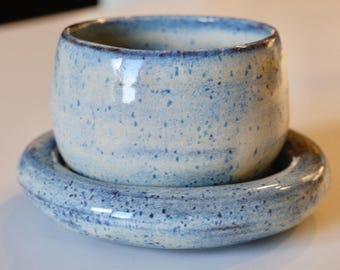 Handgemaakte keramische kop en schotelset - gespikkeld blauw, minimalistisch