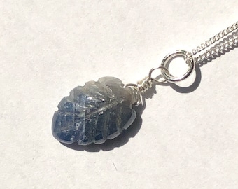 Pendentif feuille de saphir bleu naturel - empilage délicat - cadeau d'anniversaire, pierre de naissance de septembre