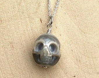 Geschnitzte Perle Schädel Anhänger auf einem Sterling Silberkette - Gothic Geschenk