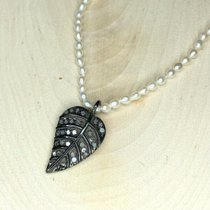 Colgante de hoja de plata con incrustaciones de diamante en una delicada cadena de perlas de agua dulce - ficha de amor - regalo - dama de honor - cumpleaños - collar de apilamiento
