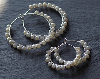 Boucles d’oreilles Pearl Hoop - Cerceaux enveloppés de perles d’eau douce - mariage - anniversaire - Fête des mères - choix des couleurs et des tailles