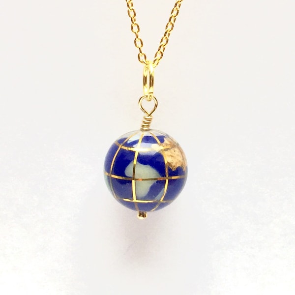 Pendentif globe pour bébé, incrusté de pierres précieuses - Cadeau d'anniversaire - Envie de voyage - Voyageur