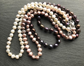 Collier de perles d’eau douce nouées à la main disponible en blanc, rose ou paon, cadeau, anniversaire, mariage, perles pour tous, bijoux unisexes