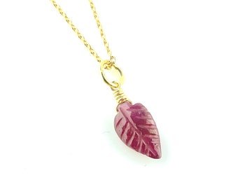 Ruby Leaf Pendentif - Delicate Stacking - Cadeau d’anniversaire - pierre de naissance - pierre précieuse avec un sens - Vermeil d’or