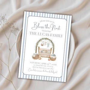 Peut inclure: Invitation de baby shower avec une bordure à rayures bleues et blanches. L'invitation présente le texte "Bless the Nest" et "The Lucas Family". La conception comprend une illustration d'un berceau, de paniers et d'une corde à linge.
