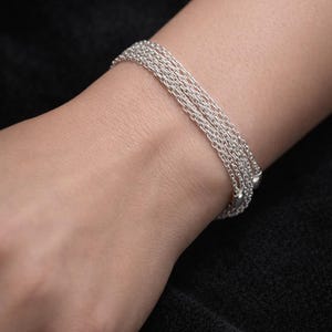 Minimalistiskt silverfärgat armband med lager och kedja, justerbart