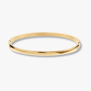 Könnte beinhalten: Ein goldfarbenes Armreif-Armband mit glatter, polierter Oberfläche. Das Armband hat ein schlichtes, elegantes Design und einen Verschluss. Der Schmuck ist ein klassisches Accessoire.