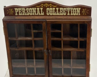 Vintage Enesco Personal Collection houten vitrinekast met schaduwdoos 17 inch (zie beschrijving).