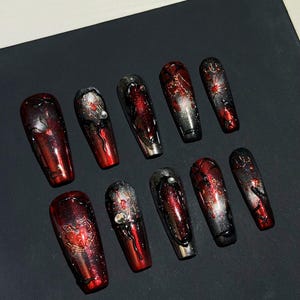 Presse gothique miroir rouge noir sur les ongles | Longs faux ongles sorcieres gothiques très brillants Colle sur les ongles Art esthétique pour ongles métallique