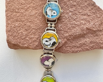 Edición limitada de Snoopy por su 50 aniversario: 5 esferas de reloj de diferentes décadas con opciones de batería.