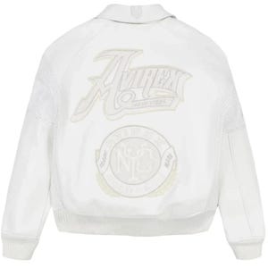 Puede incluir: Chaqueta de cuero blanca con el logo de Avirex y un emblema de la ciudad de Nueva York en la espalda. La chaqueta tiene dobladillo y pu&ntilde;os acanalados, cuello y cremallera frontal. La chaqueta tiene un estilo bomber cl&aacute;sico.
