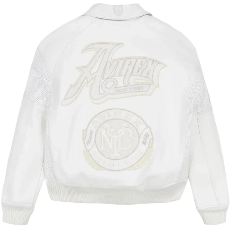 Puede incluir: Chaqueta de cuero blanca con el logo de Avirex y un emblema de la ciudad de Nueva York en la espalda. La chaqueta tiene dobladillo y pu&ntilde;os acanalados, cuello y cremallera frontal. La chaqueta tiene un estilo bomber cl&aacute;sico.