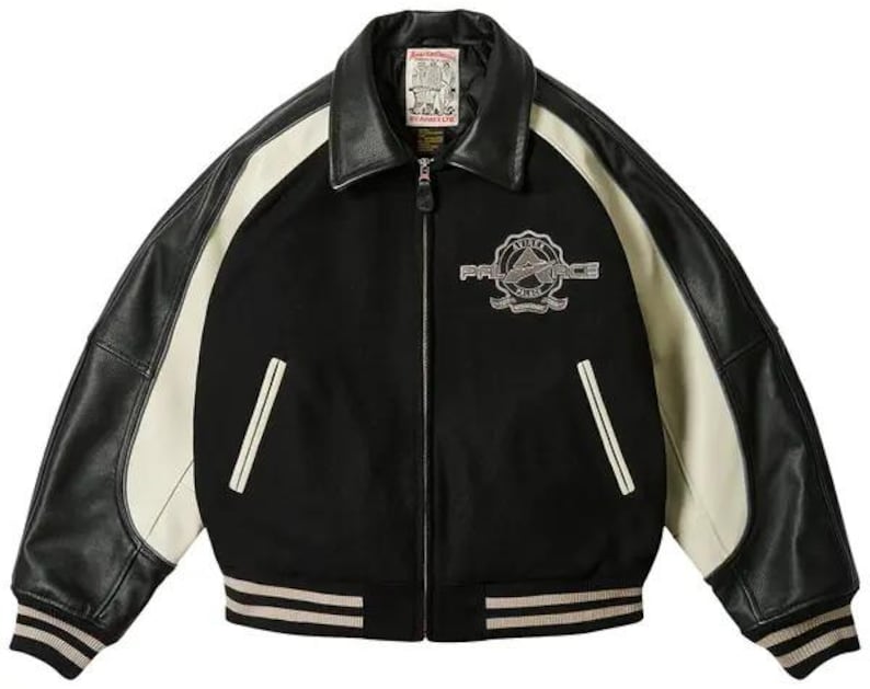 K&ouml;nnte beinhalten: Schwarz-cremefarbene Collegejacke mit Leder&auml;rmeln und -kragen. Mit einem "PALACE"-Emblem auf der Brust und gestreiften B&uuml;ndchen. Die Jacke hat einen Rei&szlig;verschluss und zwei Vordertaschen mit wei&szlig;er Einfassung.