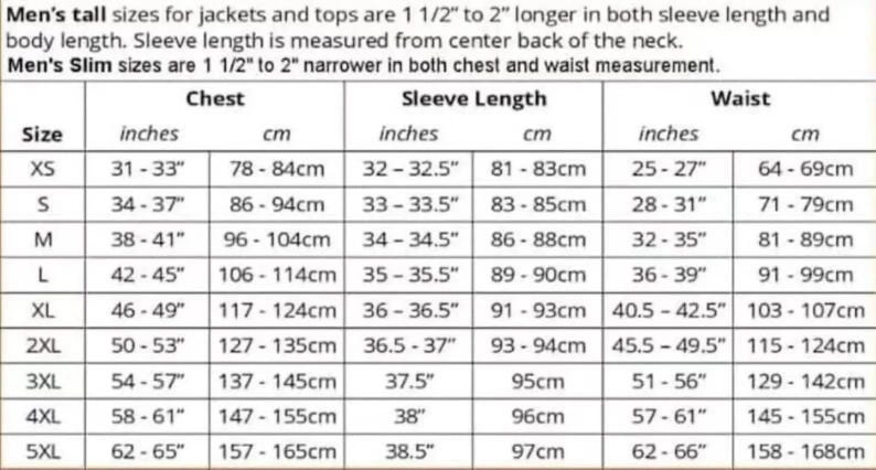 Pu&ograve; includere: Tabella delle taglie per giacche e top, con misure in pollici e centimetri. Include taglie di petto, lunghezza manica e vita da XS a 5XL. Testo indica varianti di vestibilit&agrave; alta e slim.