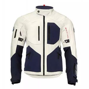 Può includere: Giacca da moto bianca e blu navy con cerniere e dettagli neri. La giacca ha un colletto alto e multiple tasche. Le maniche e i pannelli inferiori sono blu navy, mentre la parte superiore è bianca. Il logo BMW è visibile.
