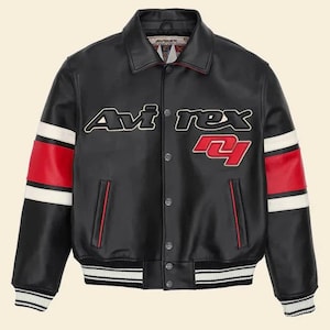Pu&ograve; includere: Giacca in pelle nera con la scritta "Avirex" in bianco e rosso. La giacca presenta strisce rosse e bianche sulle maniche e un orlo e polsini a righe. Un classico stile bomber.
