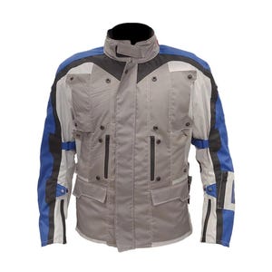 Puede incluir: Chaqueta de moto gris, negra, blanca y azul. Tiene cuello alto, múltiples bolsillos y cremallera. Las mangas tienen detalles azules y blancos. Diseñada para protección y comodidad.