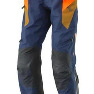 Puede incluir: Pantalones de moto azules y naranjas con detalles en negro. Los pantalones tienen paneles reforzados en las rodillas y la parte inferior de las piernas, y paneles naranjas en la parte superior de las piernas. Tienen una cintura negra y cremalleras.