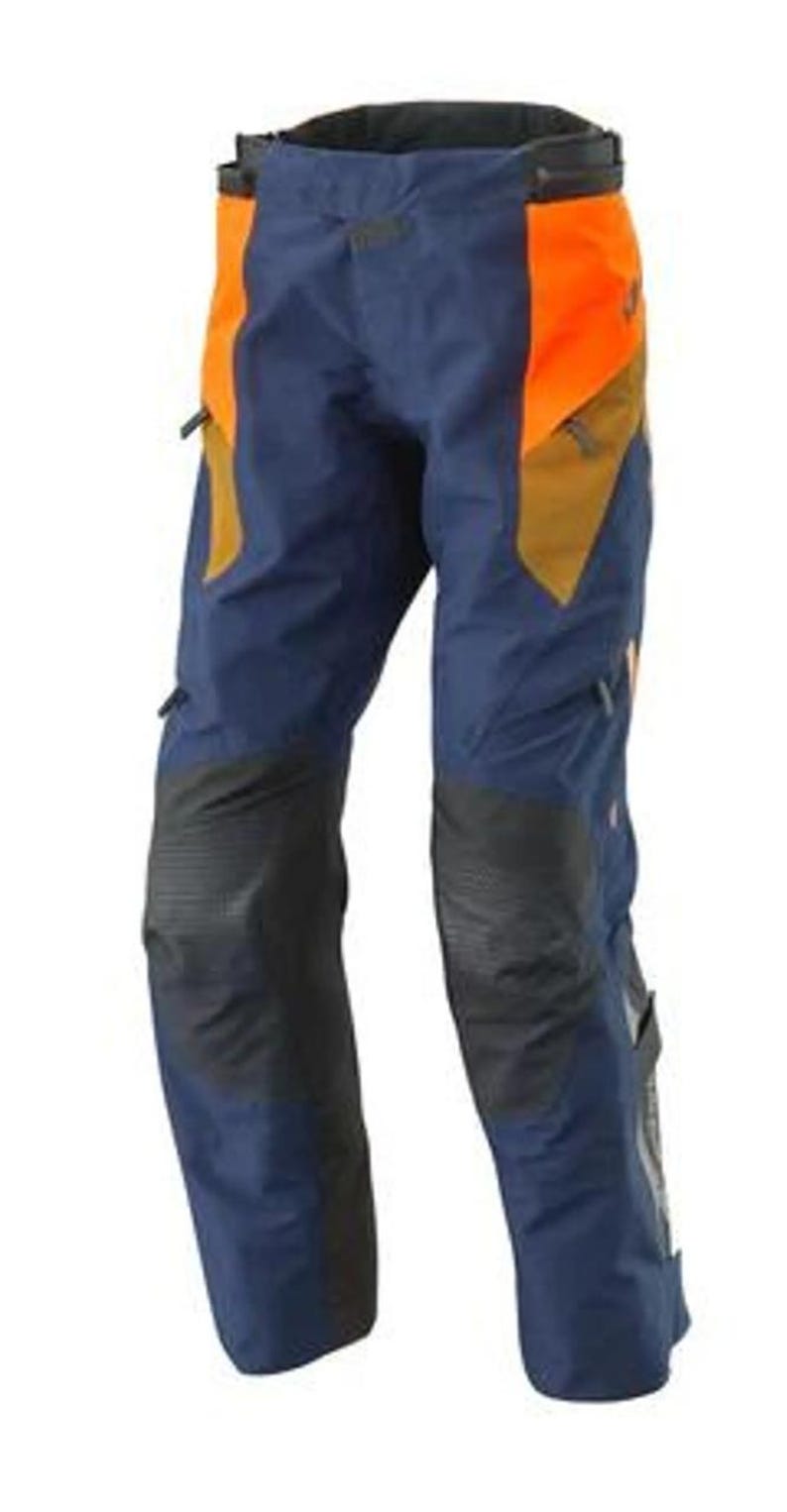 Puede incluir: Pantalones de moto azules y naranjas con detalles en negro. Los pantalones tienen paneles reforzados en las rodillas y la parte inferior de las piernas, y paneles naranjas en la parte superior de las piernas. Tienen una cintura negra y cremalleras.
