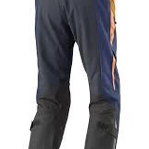 Puede incluir: Pantalones de moto azul marino oscuro y naranja. Los pantalones tienen detalles en naranja en la parte superior de la espalda y los laterales, con paneles negros en la parte inferior de las piernas. Dise&ntilde;ados para protecci&oacute;n y durabilidad.