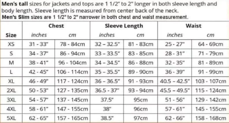 Puede incluir: Tabla de tallas para hombre, con medidas de pecho, largo de manga y cintura en pulgadas y cent&iacute;metros. Tallas de XS a 5XL, con notas sobre tallas altas y slim fit para chaquetas y tops.