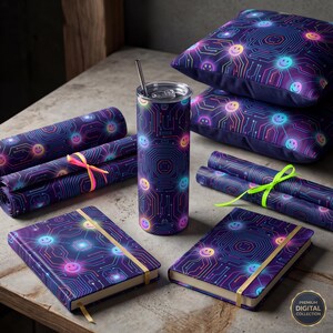 Puede incluir: Colección de artículos con un patrón repetitivo de placa de circuito y caritas sonrientes en morado, azul y colores neón. Incluye un vaso, cuadernos, cojines y papel de regalo enrollado. Los cuadernos tienen marcadores de página dorados.