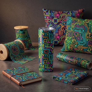 Könnte beinhalten: Eine Sammlung von Artikeln mit einem Leiterplattenmuster. Dazu gehören ein Becher, Kissen, Stoffrollen, ein Notizbuch und ein gefaltetes Stoffstück. Das Design zeigt neongrüne, blaue, orangefarbene und rosa Linien auf dunklem Hintergrund.