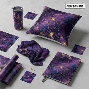 Puede incluir: Un surtido de productos para el hogar y la oficina con un diseño floral. Los artículos incluyen un vaso, una almohada, un cuaderno, una bufanda, papel de regalo y posavasos. El diseño presenta flores moradas y doradas sobre un fondo oscuro. El texto "NEW DESIGNS" es visible.