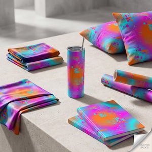 Puede incluir: Una colección de productos para el hogar y el estilo de vida con un diseño abstracto vibrante. Los artículos incluyen cojines, un vaso con pajita, cuadernos, papel de regalo enrollado y tela doblada. La paleta de colores presenta tonos de naranja, rosa, azul y morado.