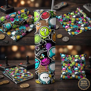 Puede incluir: Una colección de productos con temática de jugador retro, que incluye un vaso, papel de regalo, una almohada y un cuaderno. Los artículos presentan un diseño colorido de estilo grafiti con mandos de juego, signos de interrogación y otros iconos de juego. Los artículos se muestran sobre una superficie de madera.