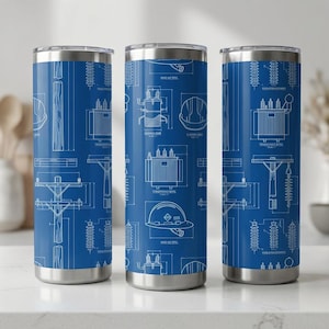 Può includere: Tre bicchieri isolati in acciaio inossidabile con un design blu a forma di progetto che presenta componenti elettrici e un casco. Il design è bianco e include testo. I bicchieri sono cilindrici e hanno bordo e base argentati.