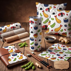 Puede incluir: Una colección de artículos con temática de sushi, que incluye un vaso, cojines, un cuaderno y un posavasos, todos con un patrón repetido de rollos de sushi, bolas de arroz y tempura. Los artículos están dispuestos sobre una superficie de madera.