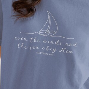 Zelfs de wind en de zee gehoorzamen hem Matteüs 8:27 Comfortkleuren T-shirt, bijbelvers, religieus cadeau-shirt, christelijke kleding