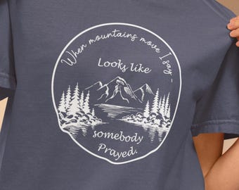Cuando las montañas se mueven, digo que parece que alguien oró. Camiseta de colores reconfortantes, camiseta religiosa, ropa cristiana, los elegidos, manténganse en oración.