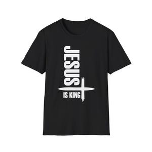 Camiseta unisex Gildan "Jesús es el Rey" para cristianos, ideal como regalo inspirador, ideal para salir a la iglesia y para uso diario. imagen 3