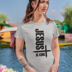 Camiseta unisex Gildan "Jesús es el Rey" para cristianos, ideal como regalo inspirador, ideal para salir a la iglesia y para uso diario. imagen 4