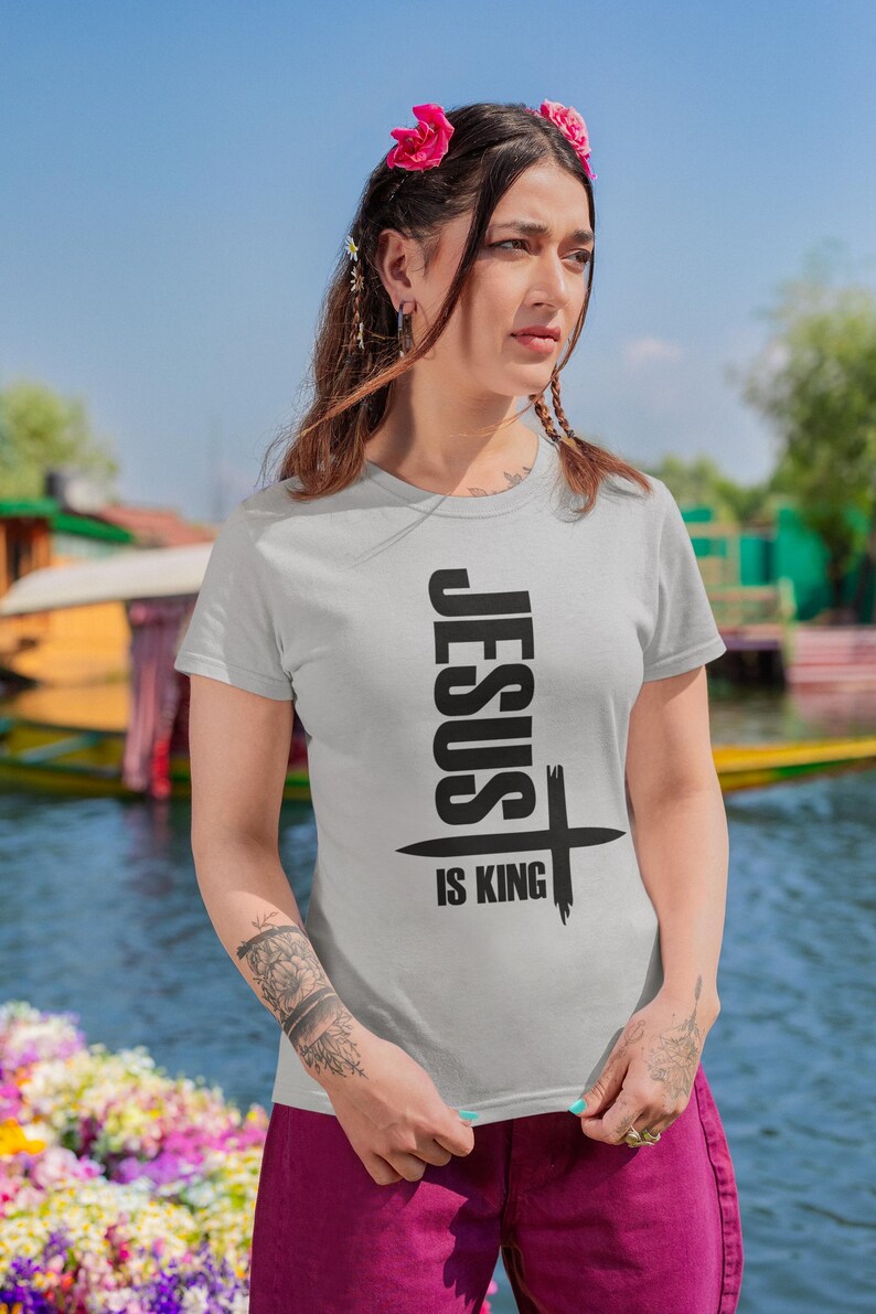 Camiseta unisex Gildan "Jesús es el Rey" para cristianos, ideal como regalo inspirador, ideal para salir a la iglesia y para uso diario. imagen 4
