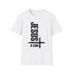 Camiseta unisex Gildan "Jesús es el Rey" para cristianos, ideal como regalo inspirador, ideal para salir a la iglesia y para uso diario. imagen 2