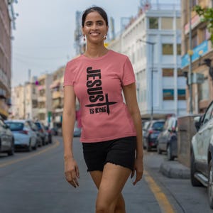 Camiseta unisex Gildan "Jesús es el Rey" para cristianos, ideal como regalo inspirador, ideal para salir a la iglesia y para uso diario. imagen 7