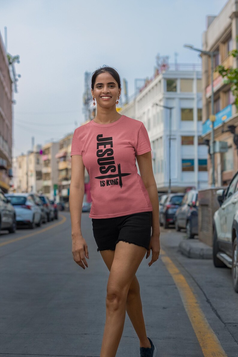 Camiseta unisex Gildan "Jesús es el Rey" para cristianos, ideal como regalo inspirador, ideal para salir a la iglesia y para uso diario. imagen 7