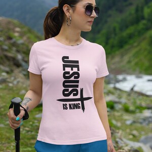 Camiseta unisex Gildan "Jesús es el Rey" para cristianos, ideal como regalo inspirador, ideal para salir a la iglesia y para uso diario. imagen 5
